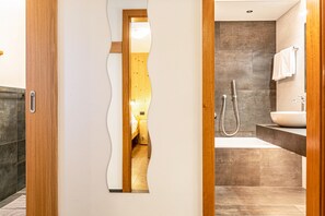 Bathtub, hair dryer, towels - Apartment "Villa Erina C3" with Mountain View, Terrace & Wi-Fi (Ortisei)