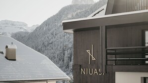 Moderni rakennus, jonka julkisivussa on puuverhous ja jossa on näkyvillä logo, jossa lukee »NIUAS».