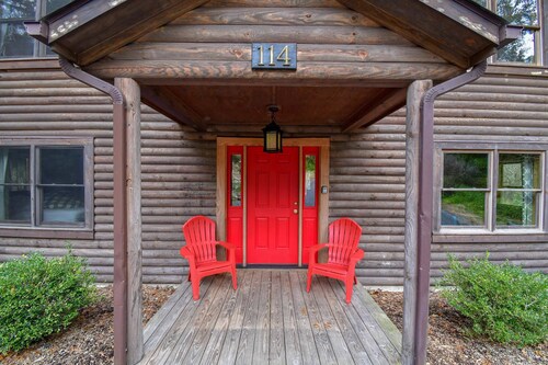 Cabin 114, Luxury 6 bedroom, 3 bath cabin minutes from Downtown Lexington! 