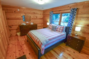 6 bedrooms, desk, iron/ironing board, free WiFi