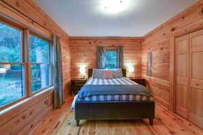 6 bedrooms, desk, iron/ironing board, free WiFi