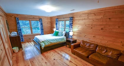 Cabin 114, Luxury 6 bedroom, 3 bath cabin minutes from Downtown Lexington!