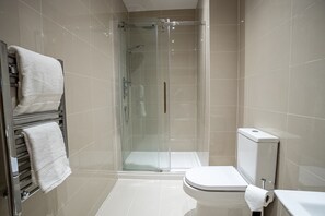 Rainfall showerhead, free toiletries, hair dryer, soap