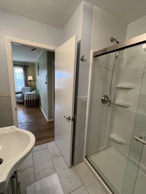 Shower, hair dryer, towels - 1008 on Ten - minutes to All Star Village, quiet setting (Laurens)