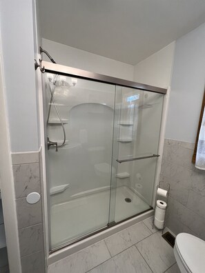 Shower, hair dryer, towels - 1008 on Ten - minutes to All Star Village, quiet setting (Laurens)