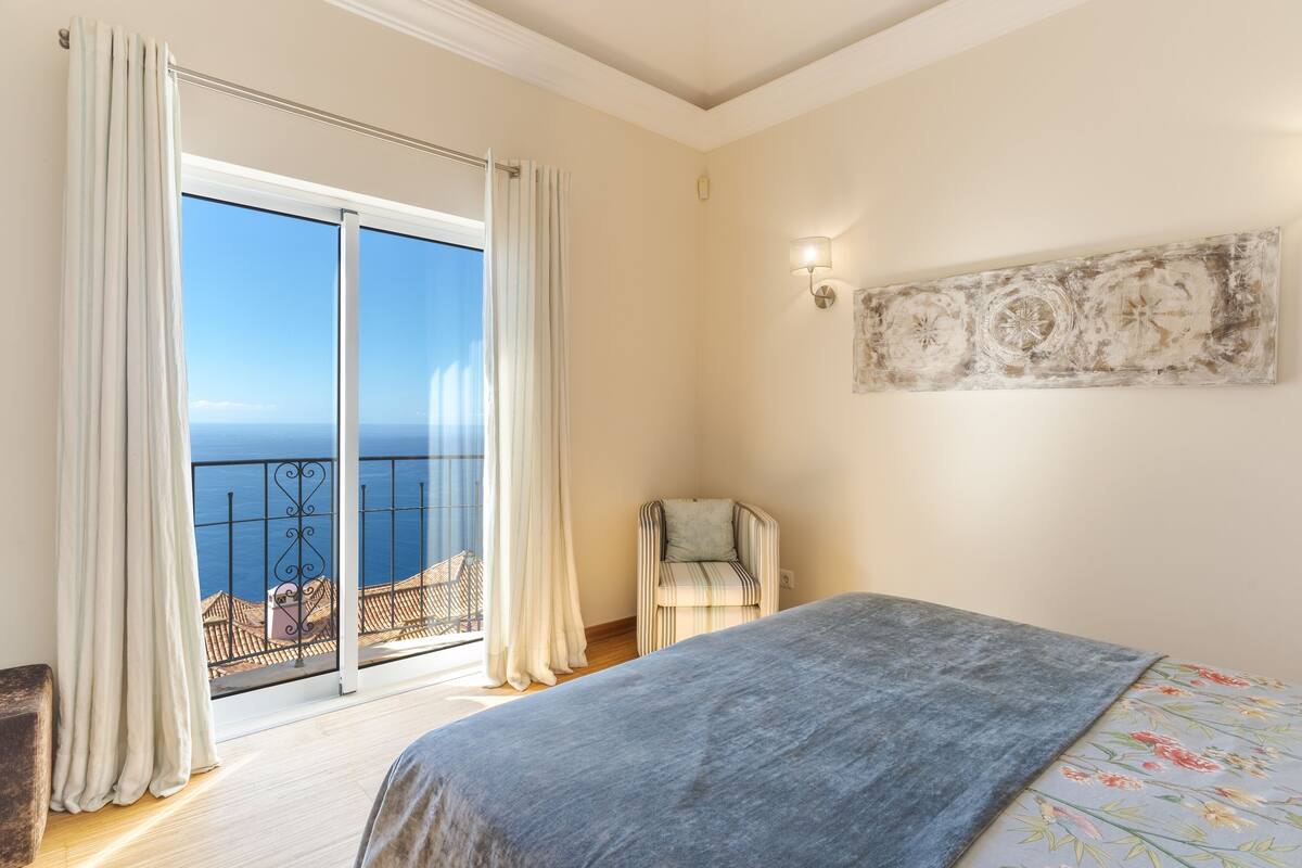 Villa | 3 bedrooms, soundproofing, iron/ironing board, free WiFi