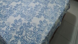 Un dormitorio con cama, armario y una pequeña mesa con una revista.