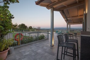 Outdoor dining - Villa Ambretta with Private Swimming Pool, Garden and Barbecue (Campagnatico)