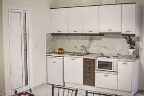 ثلاجة، فرن، مناشف ورقية