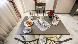 Taula de dinar amb plats de menjar, una tassa i un objecte decoratiu.