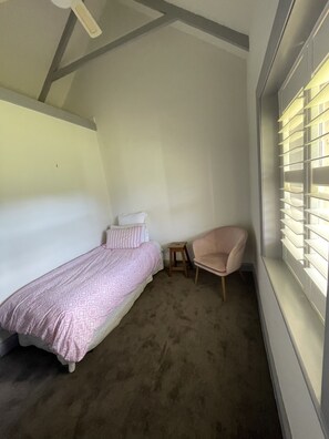 3 bedrooms, bed sheets - Picturesque Adelaide Hills Cottage (Mount Torrens)