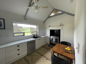 Fridge, stovetop, dishwasher, electric kettle - Picturesque Adelaide Hills Cottage (Mount Torrens)