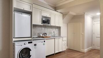 디럭스 스튜디오 | 전용 주방 | 대용량 냉장고, 전자레인지, 쿡탑, 식기 세척기