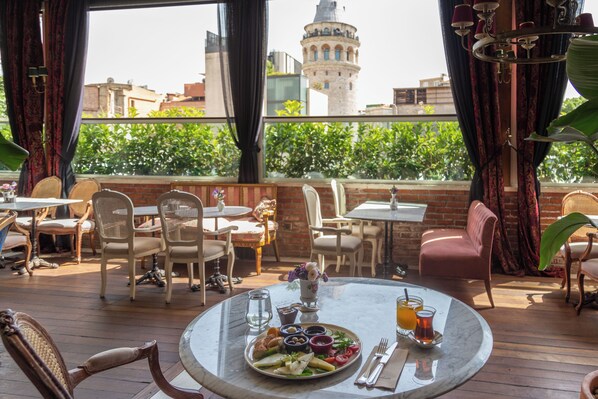 Daily cooked-to-order breakfast (EUR 10 per person) - Meroddi Galata Flats (Istanbul)