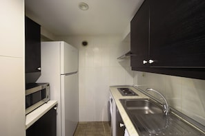 Departamento económico | Cocina privada | Refrigerador con congelador, microondas y parrilla de estufa 