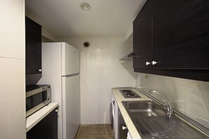 Departamento económico | Cocina privada | Refrigerador con congelador, microondas y parrilla de estufa