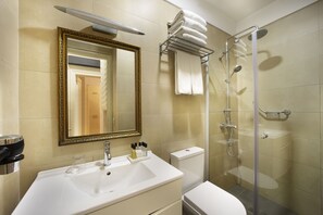 Two Bedroom Apartment ( 1121 | Bathroom