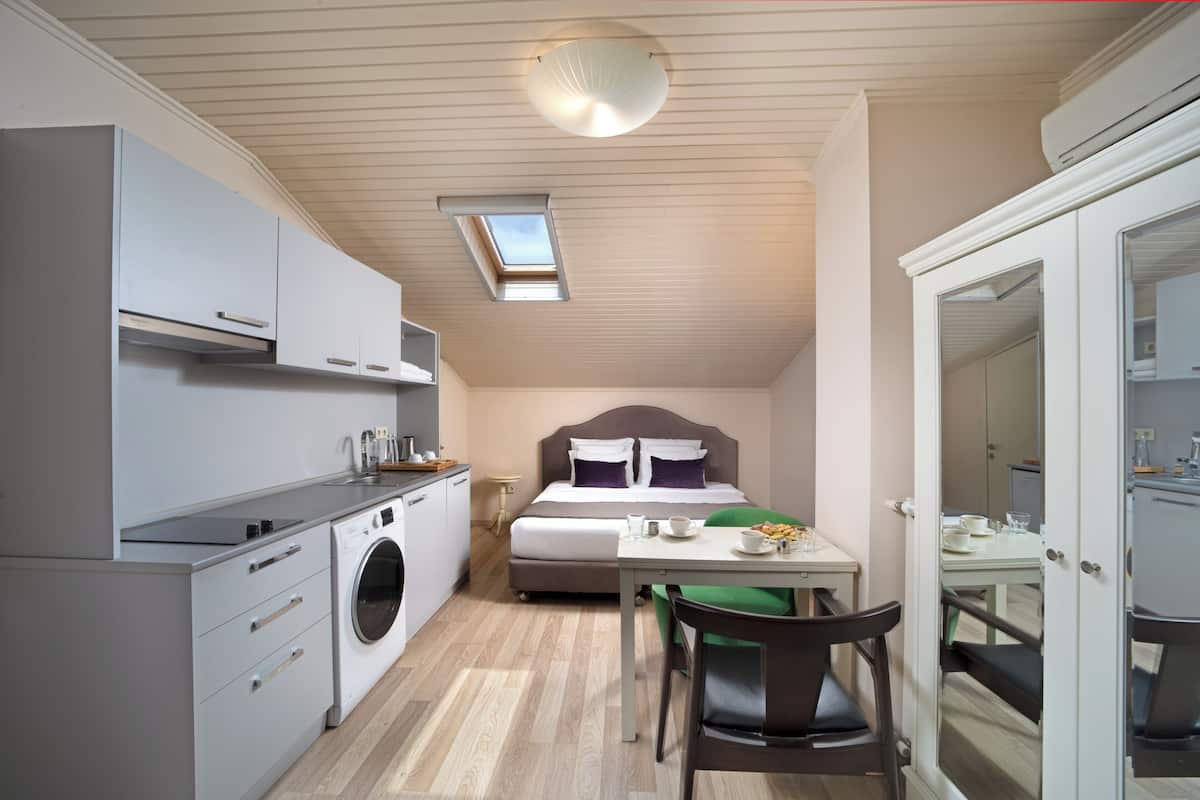2 bedrooms, Egyptian cotton sheets, premium bedding, desk