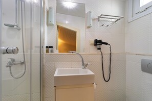 Standaard loft | Badkamer | Een douche, gratis toiletartikelen, pantoffels, handdoeken