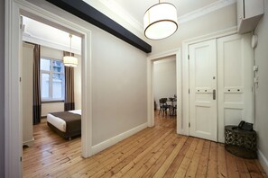 Egyptian cotton sheets, premium bedding, desk, laptop workspace - Meroddi Galata Flats (Istanbul)