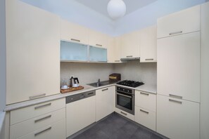 Full-size fridge, microwave, stovetop, dishwasher - Meroddi Galata Flats (Istanbul)