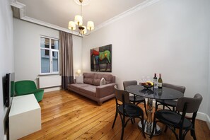 Two Bedroom Apartment ( 1121 | Área de sala de estar | Televisión LCD de 20 pulgadas con canales vía satélite 