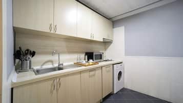 Full-sized fridge, microwave, stovetop, dishwasher