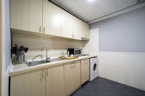 Full-size fridge, microwave, stovetop, dishwasher