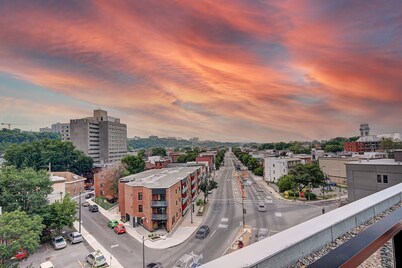 Penthouse/ The Central / With Indoor Parking