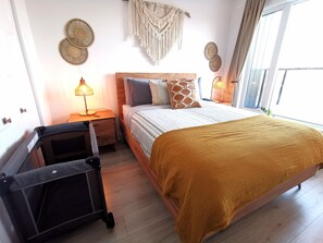 1 habitación, tabla de planchar con plancha y cuna de viaje 
