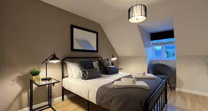 Spacious Townhouse with Parking