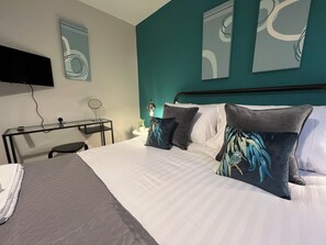3 bedrooms, iron/ironing board, free WiFi - Spacious Townhouse with Parking (Lawley)