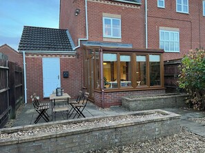 Outdoor dining - Spacious Townhouse with Parking (Lawley)