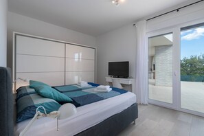 2 عدّة غرف نوم وخزنة داخل الغرفة ومكواة/لوح كي وسرير سفر