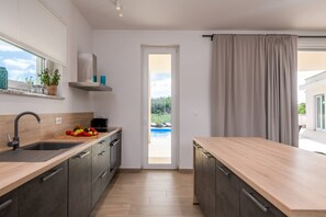 Réfrigérateur, four à micro-ondes, un four, surface de cuisson
