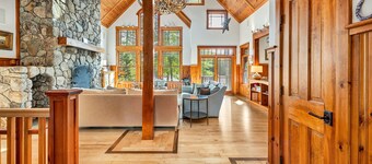 Pet Friendly Moose Lodge on Lake Winnipesaukee Sleeps 14