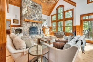 Una Smart TV, una mesa de tenis de mesa