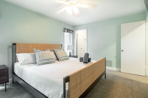Room - New 3 BR Home Pool/Hot Tub- Near Downtown and Beach (Largo)