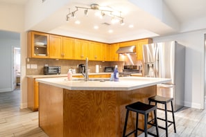 Private kitchen - New 3 BR Home Pool/Hot Tub- Near Downtown and Beach (Largo)