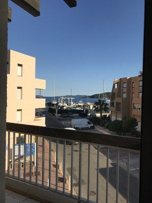 Property grounds - T3 Bright 60m ² air conditioning, WIFI, 2 CH, elevator, view Port, sea, garage, pool (Bormes-les-Mimosas)