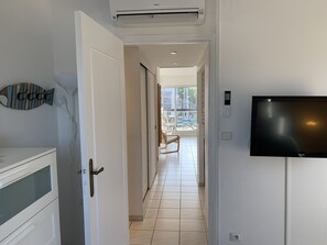 Interior - T3 Bright 60m ² air conditioning, WIFI, 2 CH, elevator, view Port, sea, garage, pool (Bormes-les-Mimosas)