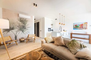 Flat-screen TV, offices - Blue Bay | The Reef | Balcony (Sint Michiel)