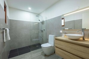 Douche, sèche-cheveux, serviettes fournies