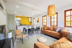 Een televisie en een kantoor