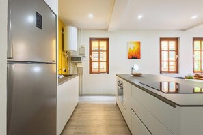 Fridge, oven, stovetop, dishwasher