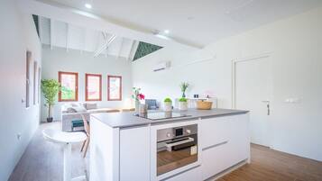 Een koelkast, een oven, een kookplaat, een vaatwasser