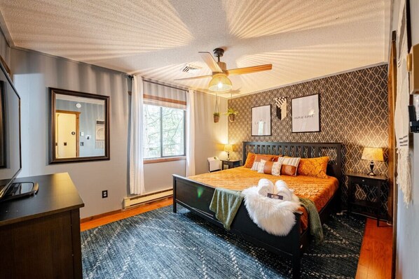 5 bedrooms, desk, iron/ironing board, travel cot