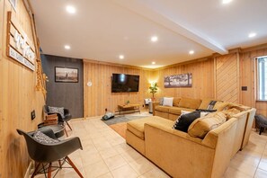 Una televisión, una chimenea, una mesa de tenis de mesa