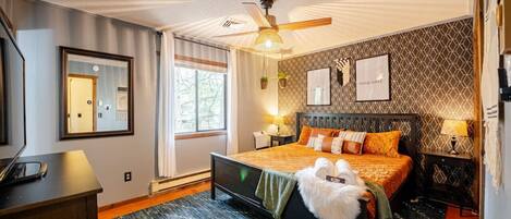 5 soverom, skrivebord, strykejern/-brett og reiseseng for barn