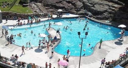 Near Lake, Indoor Pool, Firepit, BBQ, King Bed, Gym, Free Amenities, A/C